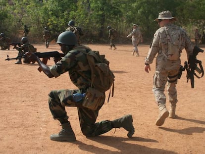 Entrenamiento de soldados malienses por militares espa&ntilde;oles del Mando de Operaciones Especiales, en la Escuela Militar de Koulikor&oacute;.