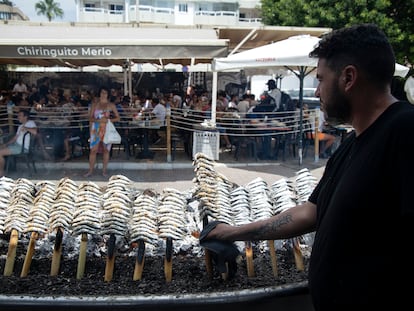 Un empleado de un chiringuito en Málaga, en agosto de 2023.