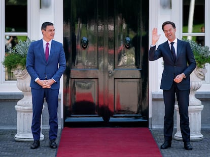 Mark Rutte (izquierda)  y Pedro Sánchez, antes de comenzar su reunión.