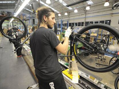 Un operario trabaja en la fábrica de bicicletas Orbea en Mallabia (Bizkaia).