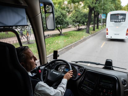 Un conductor de autobúes conduce por una calle de Madrid, en 2023.