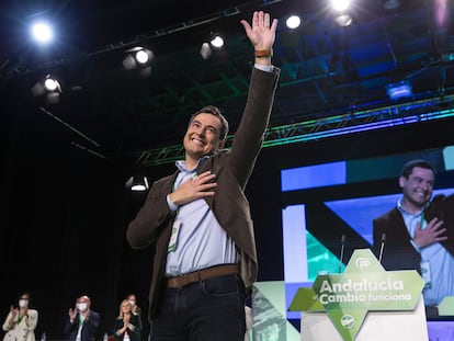 El presidente de la Junta de Andalucía, Juanma Moreno, durante su intervención en el XVI Congreso Autonómico del PP Andaluz, en Granada.