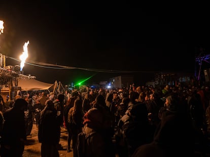 Multitudinaria rave organizada en el circuito de velocidad de la localidad murciana de Fuente Álamo, este miércoles.