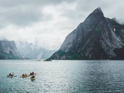 Un grupo de personas en kayak, cerca del pueblo de Reine, en las islas Lofoten (Noruega).