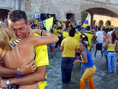 Imagen de archivo en la que una pareja de aficionados del Cádiz C.F. se abraza emocionada en la fuente de Puertas de Tierra tras el ascenso de 2005.