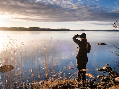 Una mujer disfruta de una tranquila playa en la Reserva Natural Pública de Stornäset, situada en las islas Aland de Finlandia en invierno.