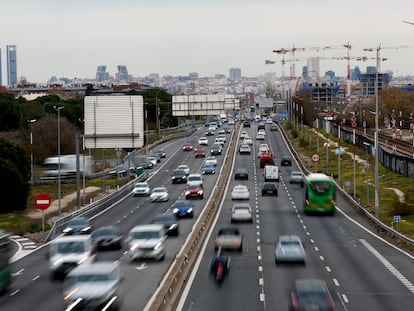 Tráfico en ambos sentidos, de entrada y salida de Madrid, el martes, en el inicio del puente de diciembre.