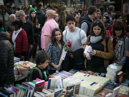 Aspecto de una parada de libros de Sant Jordi en Barcelona.