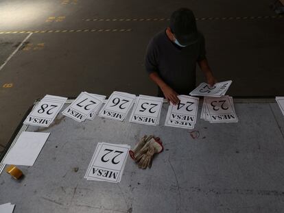 Preparativos en un colegio electoral de Santiago este viernes.