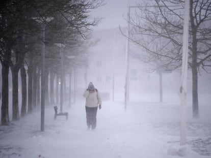 Una persona camina entre la nieve en la ciudad de Randers, en Dinamarca, este miércoles.