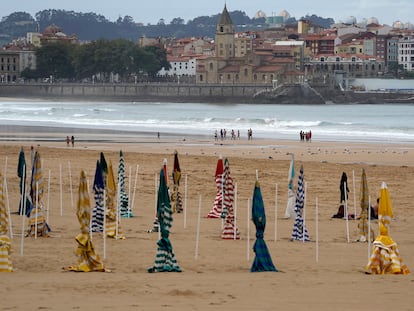 Ausencia de bañistas debido a la lluvia y a una temperatura de 20 grados, el sábado en la playa de San Lorenzo de Gijón.