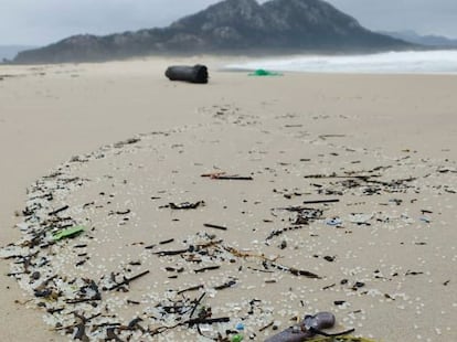 Pellets de plástico aparecidos en las costas gallegas.