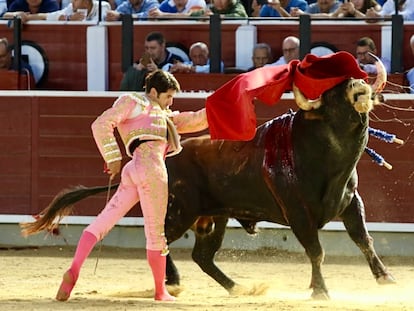 Cayetano, en un pase de pecho al sexto de la tarde.