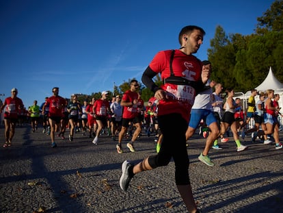 Varias personas durante la XV Carrera Popular del Corazón, en la Casa de Campo, a 28 de septiembre de 2024, en Madrid.