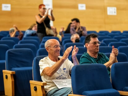 Maximino Molina, nudista de 70 años, junto a otro miembro de la asociación durante el pleno.