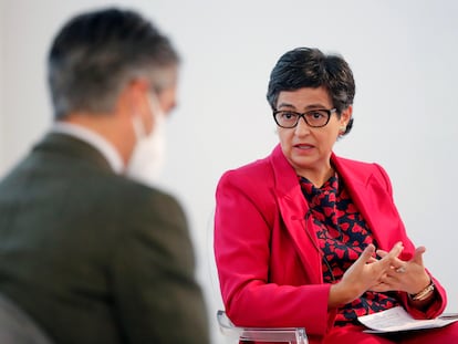 Arancha González Laya conversa este lunes con el periodista Carlos Franganillo durante el foro Conversaciones sobre Europa.