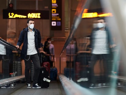 Un pasajero se dispone a embarcar este jueves en el aeropuerto de Barcelona.