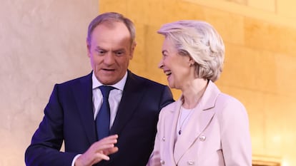 El primer ministro polaco, Donald Tusk, habla con la presidenta de la Comisión Europea, Ursula von der Leyen.