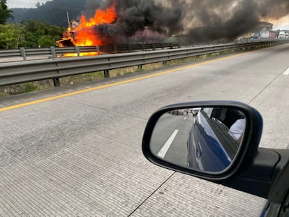 Tráiler quemado en balacera en Orizaba, Veracruz el 12 de septiembre de 2022.