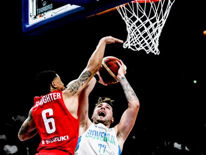 Slaughter tapona a Doncic durante el partido entre Eslovenia y Polonia este miércoles.