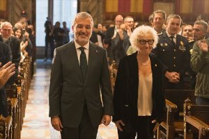 El alcalde de Barcelona, Jaume Collboni, con la pregonera de este año de la Mercè, Carme Solé Vendrell.