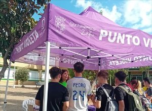 Un grupo de jóvenes en un punto violeta.