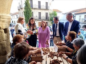 El delegado del Gobierno en Extremadura, José Luis Quintana, a la derecha, acompañado por el pesidente de la diputación de Badajoz, Miguel Ábel Gallardo, y la secretaria de Estado de Agricultura y Alimentación, Begoña García Bernal.