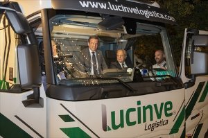 El presidente de la Diputación de Córdoba, Salvador Fuentes (2d), montado en la cabina de un camión durante la inauguración del I Encuentro de Transportistas Ciudad de Lucena.