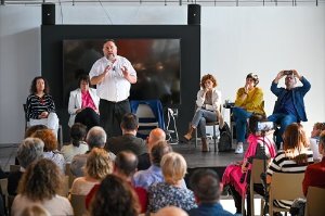 Junqueras durante el encuentro, con Diada Ribas y Elisenda Alamany