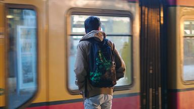 Ein junger Migrant mit einem Rucksack steht auf einem S-Bahn-Gleis in Berlin an der S-Bahnstation Schöneberg. (Archiv, Foto: 2016)