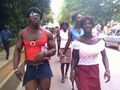 Gangue de Drag Queens fazendo o rapa nas ruas de algum país africano de quinto mundo