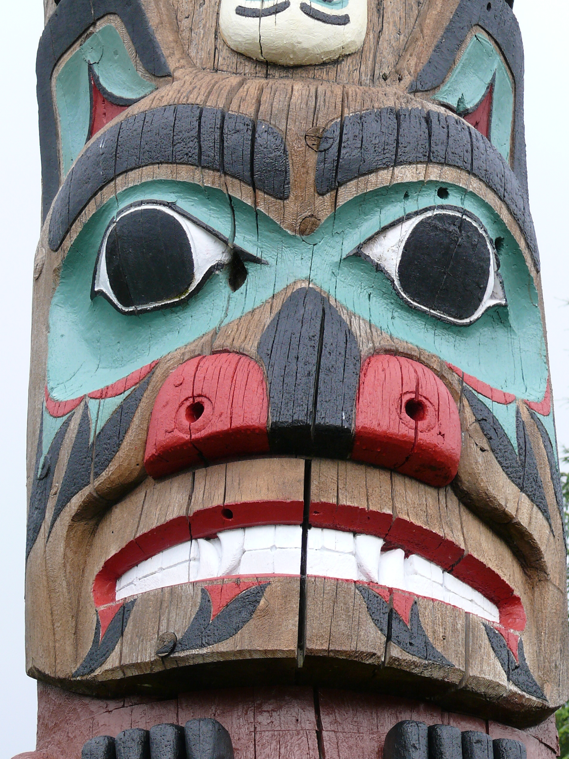 beartotem.jpg - Bear face on a totem pole