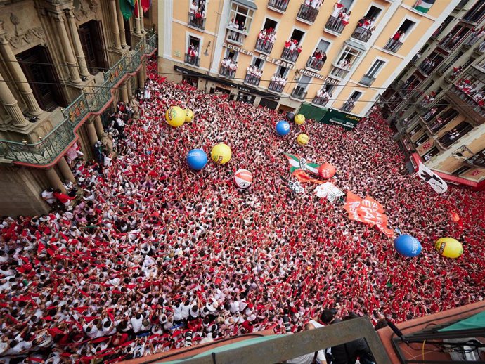 Archivo - Miles de personas celebran el comienzo de las fiestas de San Fermín durante el txupinazo, a 6 de julio de 2024, en Pamplona, Navarra (España).