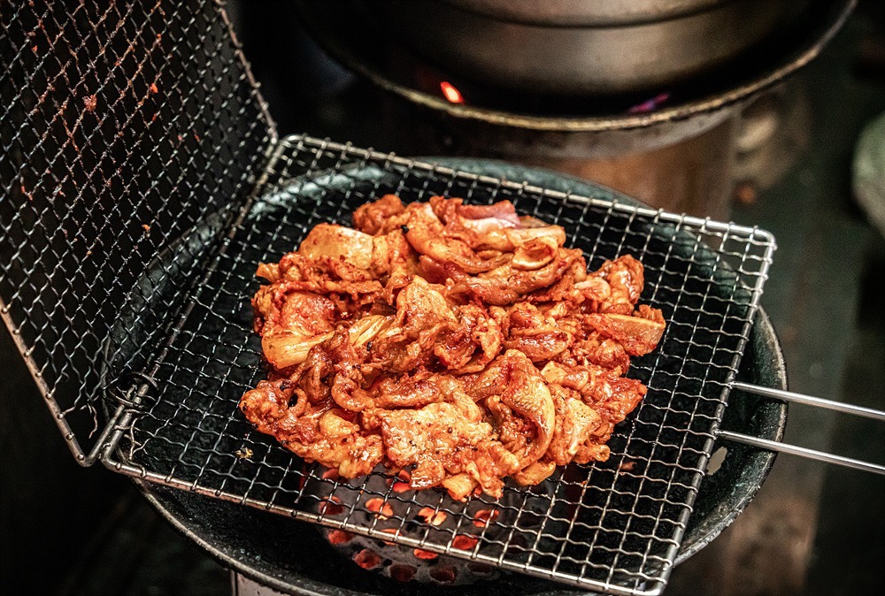 매콤한 양념과 야들야들한 식감이 조화를 이루는 병영불고기