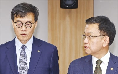 환율·가계빚 불안에 한국은행 진퇴양난…"이달 금리 내리기 어려울 듯" [한경 외환시장 워치]