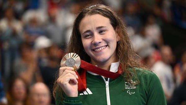 Róisín Ní Riain poses with her medal