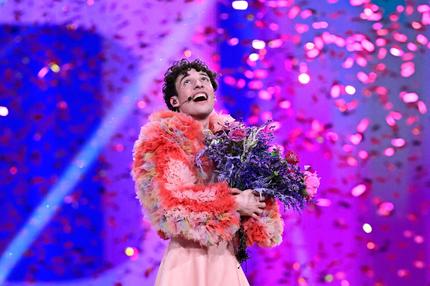 Schweiz: Swiss singer Nemo representing Switzerland with the song "The Code" celebrates on stage after winning the final of the 68th Eurovision Song Contest (ESC) 2024 on May 11, 2024 at the Malmo Arena in Malmo, Sweden. (Photo by Tobias SCHWARZ / AFP)