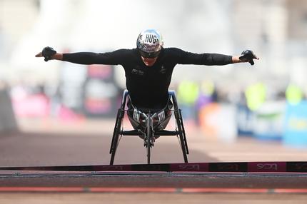 Marcel Hug in seiner gewohnten Pose, beim Feiern eines Sieges. Hier gewinnt er den London Marathon 2024.