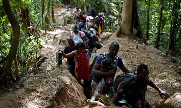 Crisis migratoria - haitianos cruzando la selva