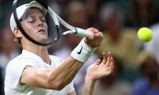 Jannik Sinner ganó su partido ante Mateo Berrettini en Wimbledon.