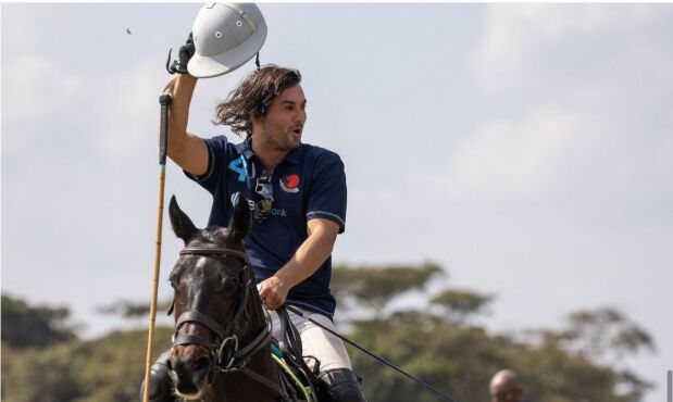 Mauricio Sánchez en Kenia, donde la rompió jugando al polo.