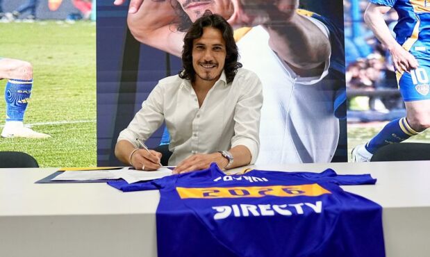 Edinson Cavani en la firma de la renovación de su vínculo con Boca Juniors.