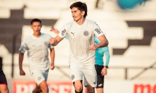 Franco Pizzichillo celebra con la camiseta de Montevideo City Torque.