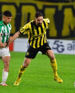 Gastón Ramírez domina la pelota en el partido entre Peñarol y Racing.