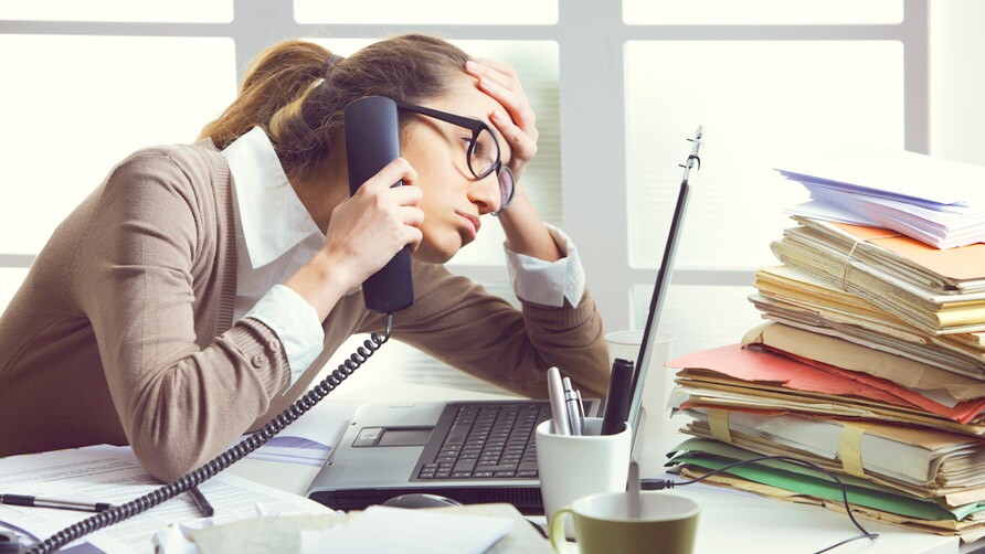 mujer estresada en el trabajo