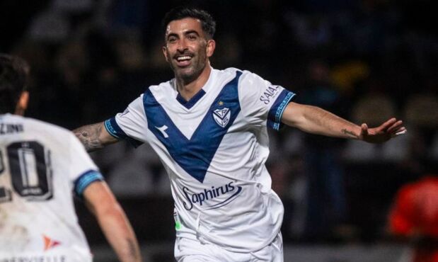 Michael Santos celebra su gol en el partido entre Vélez y Platense.