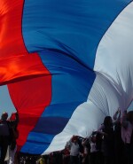 Militantes con la bandera del Frente Amplio