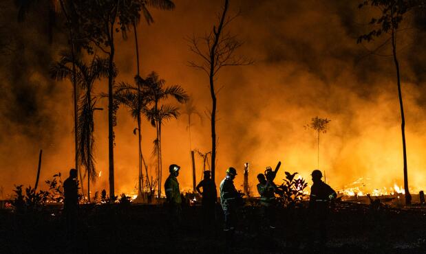 Bomberos trabajando en un incendio en la Amazonia.