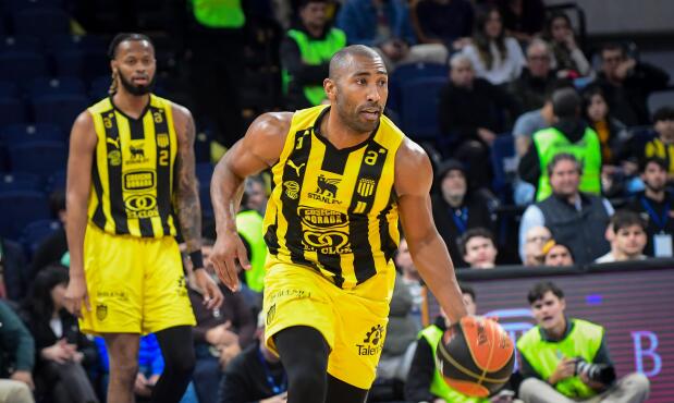 Jayson Granger al ataque en el partido entre Peñarol y Aguada.