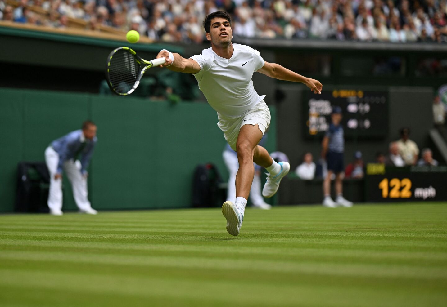 Carlos Alcaraz durante su debut en Wimbledon 2024.